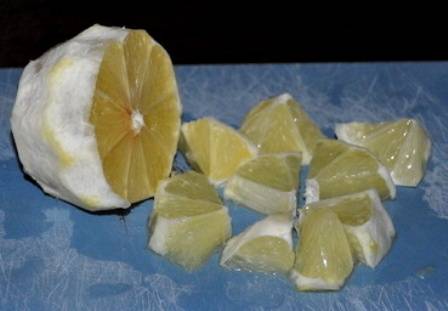 Далее срезаем с лимона кожуру и нарезаем лимон на небольшие кусочки. 