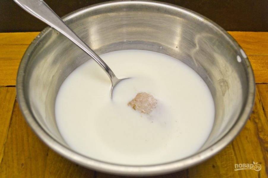 2.	Подогрейте молоко до 33-35 градусов и влейте его в отдельную миску. К нему выложите дрожжи, около столовой ложки сахара и щепотку соли.