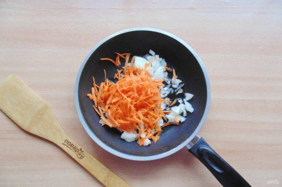 Лук и морковь очистите, помойте. Лук мелко нарежьте, а морковь натрите на терке. Выложите в сковороду с подсолнечным маслом.