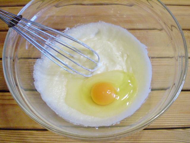 3. Теперь добавляем сырое яйцо, продолжаем работать венчиком, вмешивая яйцо в масляную массу.