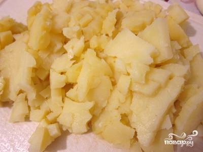 1. Перед тем, как приготовить окрошку на кефире и минеральной воде, сварите картошку в мундире. Охладите. Почистите от шкурки. Мелко нарежьте мякоть.