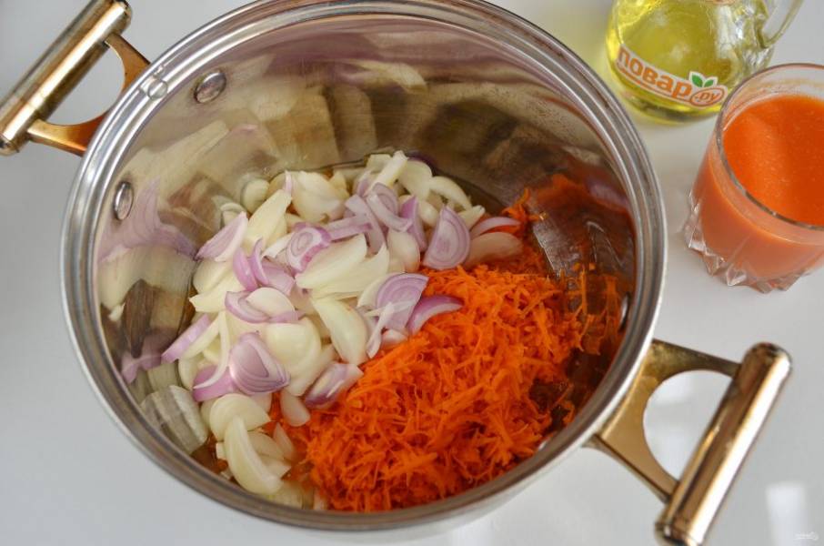 5. Влейте в кастрюлю растительное масло, на нем обжарьте лук и морковь в течении 10 минут. Затем влейте томатный сок или соус, тушите еще 10 минут.