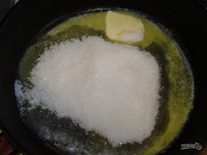 На сковороде растопите сливочное масло и добавьте сахар. Доведите смесь до однородности.