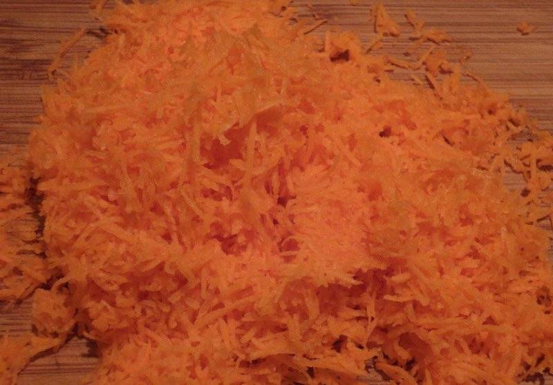 Морковь чистим, промываем и трем ее на мелкой терке. 