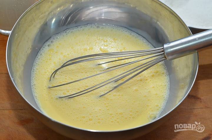 2. Отдельно взбейте желтки (в крем лучше использовать именно их, а не яйца целиком) и стакан молока. 