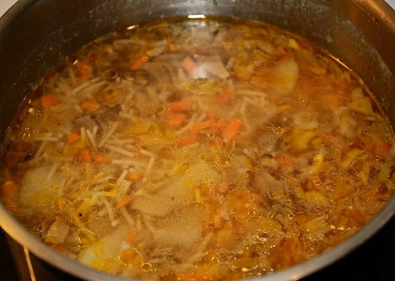 Теперь выкладываем в кастрюлю обжаренные овощи и грибы, солим суп и варим его до готовности вермишели, выключаем. 