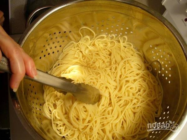 7.	Отвариваю спагетти в подсоленной воде 10 минут, затем сливаю воду и настаиваю 20 минут под закрытой крышкой, после этого откидываю на дуршлаг. 
