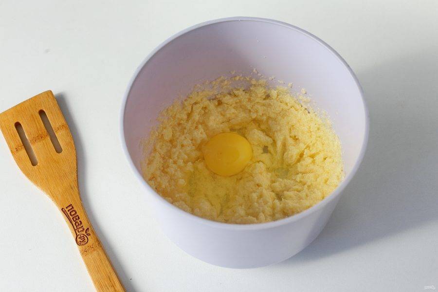 Добавьте по одному яйцу, каждый раз взбивая массу венчиком или миксером.