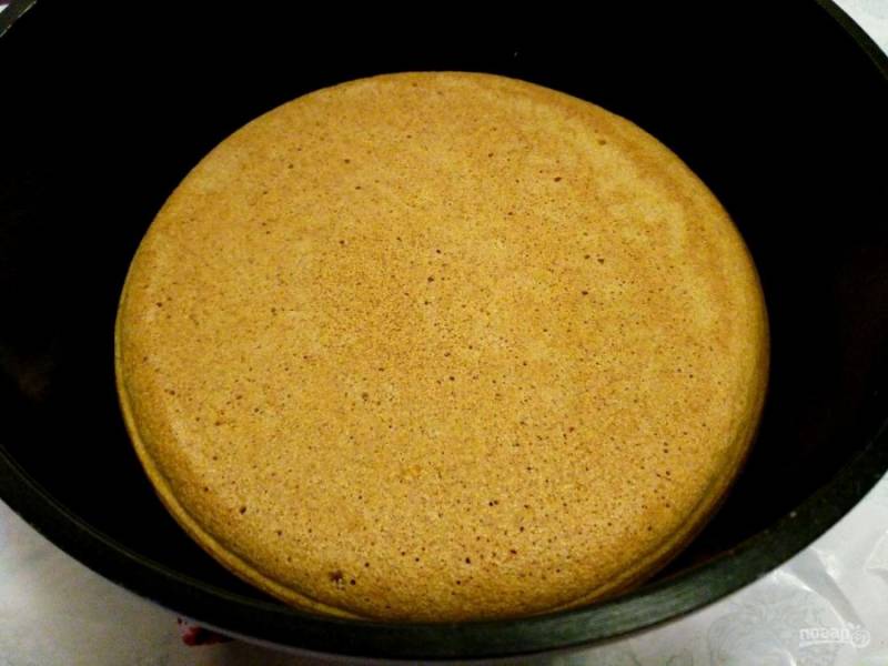 Верните перевёрнутый пирог на плиту и выпекайте ещё 5-7 минут, накрыв сковороду крышкой. 