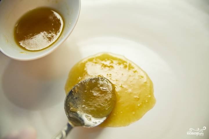 Смешайте оливковое масло, соевый соус и лимонный сок. Полученной смесью щедро смажьте тарелку.
