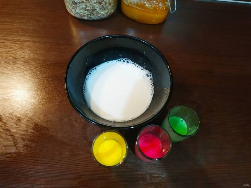 В маленькие стаканчики отлейте небольшое количество молока с желатином и с помощью пищевых красителей  сделайте разноцветные наполнители. Можно делать любые цвета, главное чтобы они контрастировали с цветом основы.