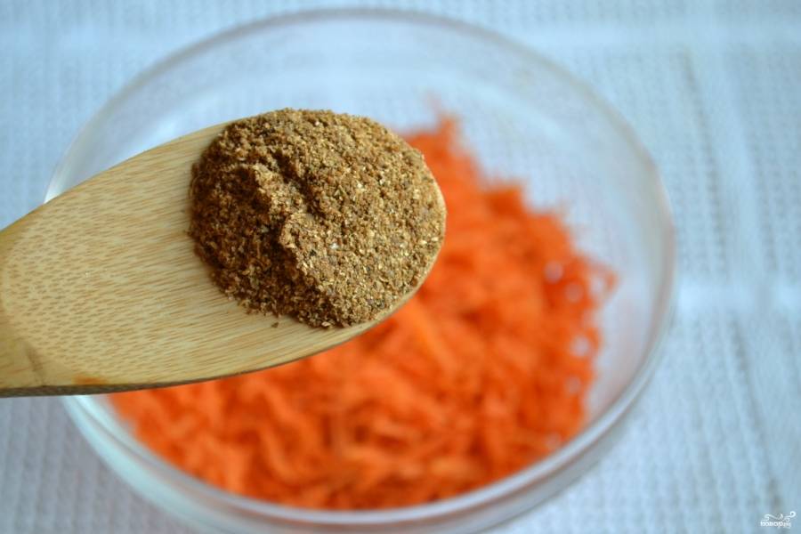 Добавьте приправу для корейской моркови. Понадобится 1-2 ст. ложки, количество зависит от ваших вкусовых предпочтений. 