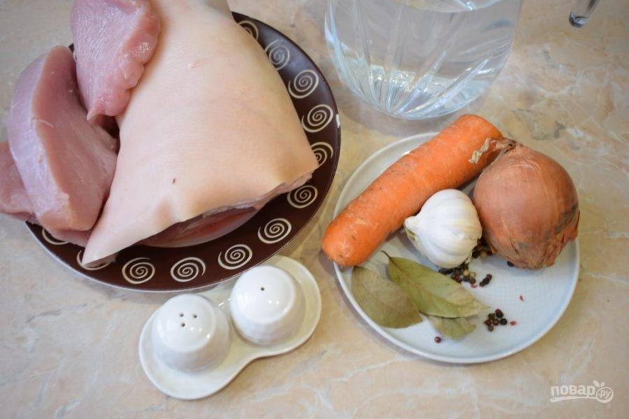 Для приготовления холодца подготовьте все необходимые ингредиенты. Лук и морковь очистите от кожуры и промойте.