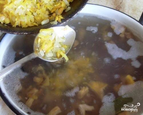 9. Обжаренный лук добавляем в суп. Солим, перчим. Все перемешиваем. Варим еще 5 минут, после чего выключаем плиту и оставляем суп еще на час, чтобы он настоялся.
