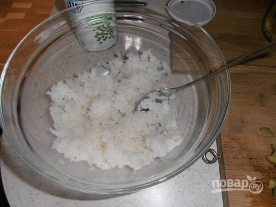 Рис отвариваем до готовности в подсоленной воде. Если у вас не получается сварить рассыпчатый рис, лучше использовать рис в пакетиках. Параллельно отвариваем яйца вкрутую.