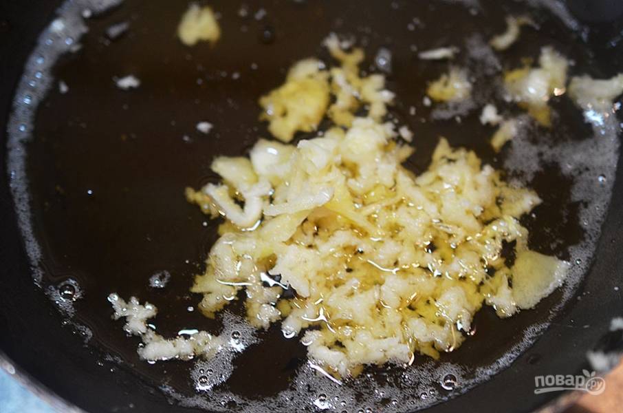 7. Жир, в котором жарился цыпленок, процедите. Разогрейте в сковороде, добавьте чеснок, пропущенный через пресс. Обжарьте минуту.