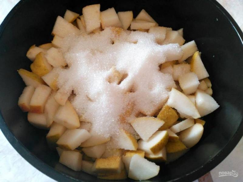 Пока тесто находится в тепле, займитесь приготовлением начинки. Подготовленные груши порежьте на небольшие кусочки и поместите в кастрюльку, добавьте 100 грамм сахара.