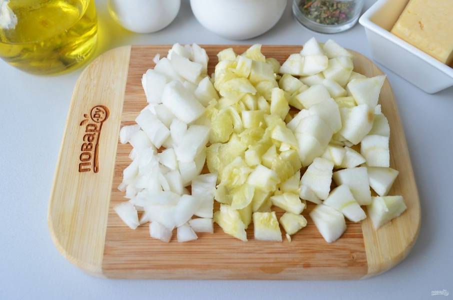 Порежьте кабачковую мякоть, лук и яблоко кубиками (с яблока лучше снять кожуру, удалить сердцевину). На растительном масле обжарьте сначала лук до полуготовности, потом добавьте яблоко и кабачок, обжаривайте еще несколько минут. Посолите немного. 