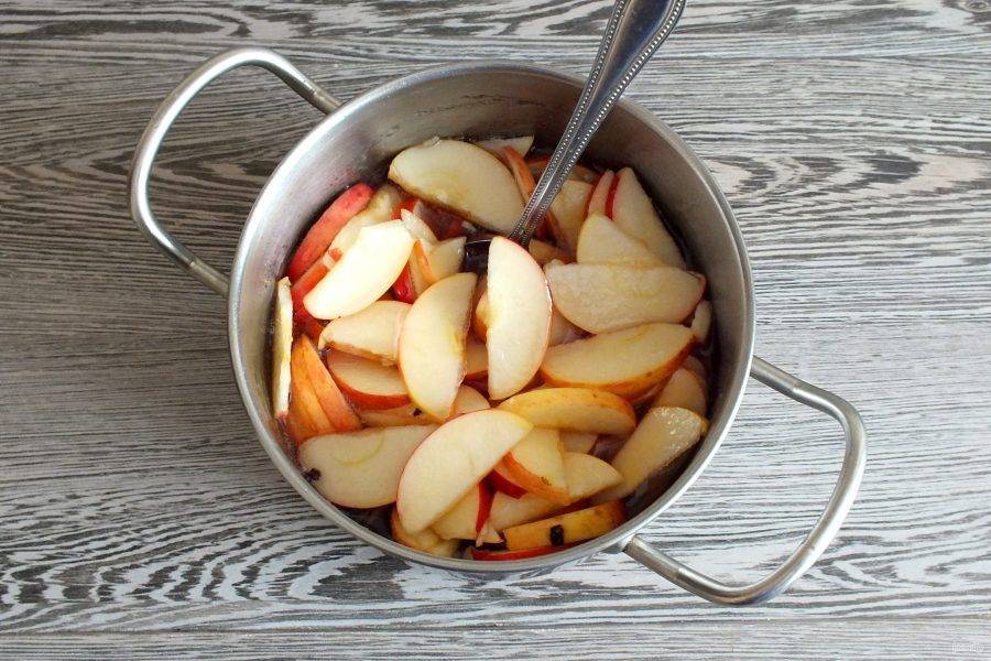 По истечении времени из сиропа достаньте базилик, отожмите его. В сироп выложите яблоки. Перемешайте. Поставьте на умеренный огонь. С момента закипания варите 10 минут.