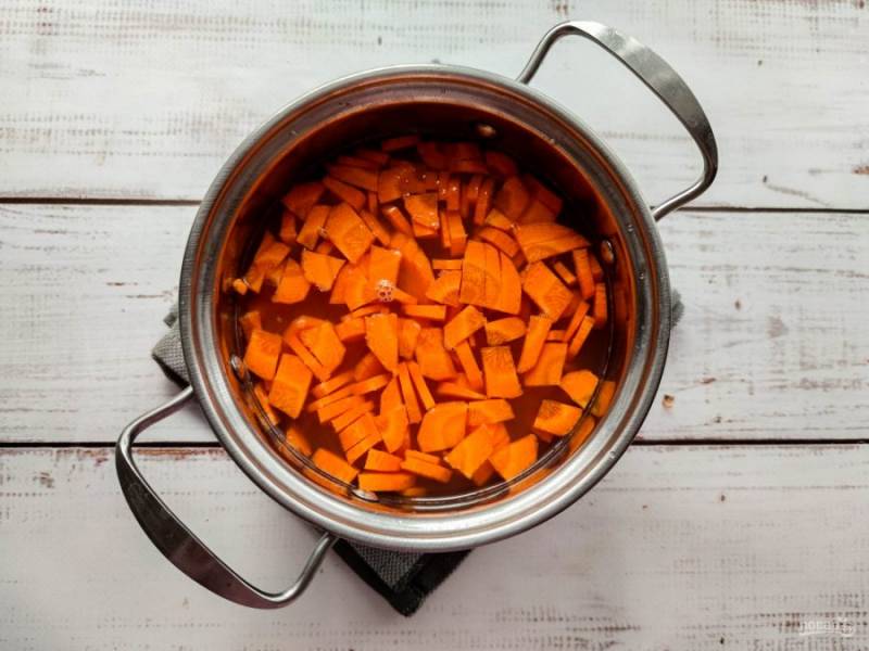 В кастрюлю налейте воду, выложите чечевицу и мелко нарезанную морковь. Варите все до готовности чечевицы.