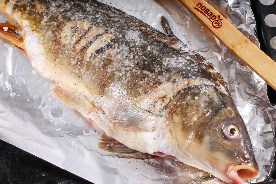 Короп в духовці – 9 рецептів як смачно запекти рибу