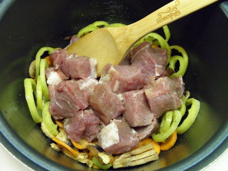 К обжаренным овощам добавьте мясо, обжаривайте все вместе 10-12 минут до изменения цвета мяса.