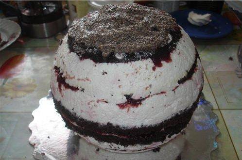1. Первым делом сделаем торт круглой формы. Это просто: используйте любимый рецепт, только сделайте торт узким, но высоким. А когда он настоится, обрезаем все лишнее, чтоб получился шар. 