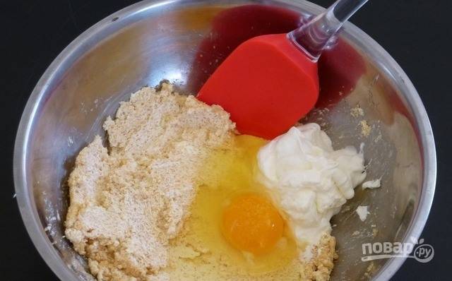 Теперь добавьте к сахару с маргарином сметану, вбейте яйцо, бросьте щепотку соли и хорошенько размешайте все ингредиенты до однородности. 