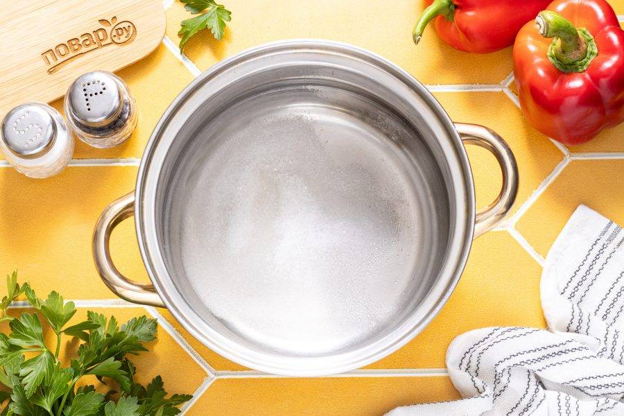 Для маринада вскипятите воду. Добавьте соль, сахар и проварите 1 минуту, чтобы они растворились.