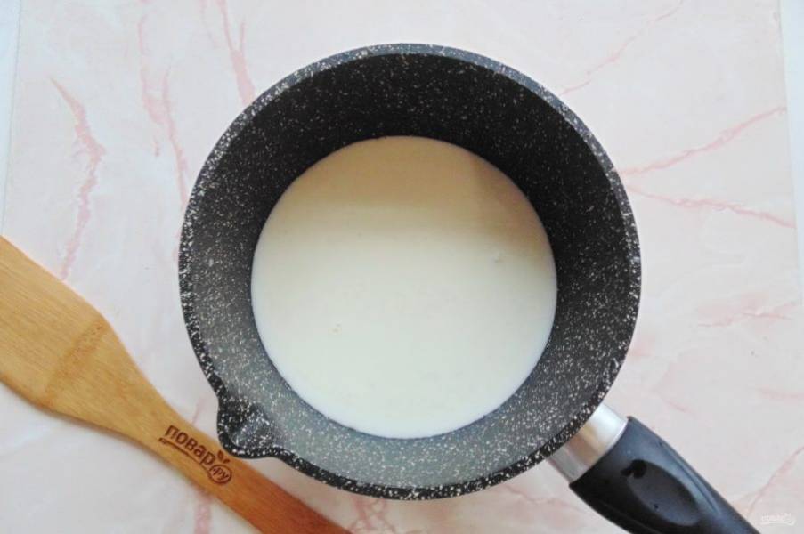 Приготовьте заварной крем. В кастрюлю налейте молоко. Поставьте на плиту.