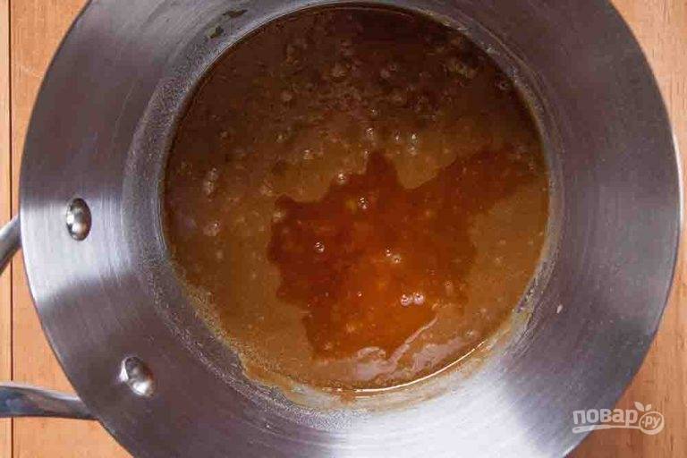 2.	Растопите масло и перемешайте его с сахаром до получения густой коричневой массы.