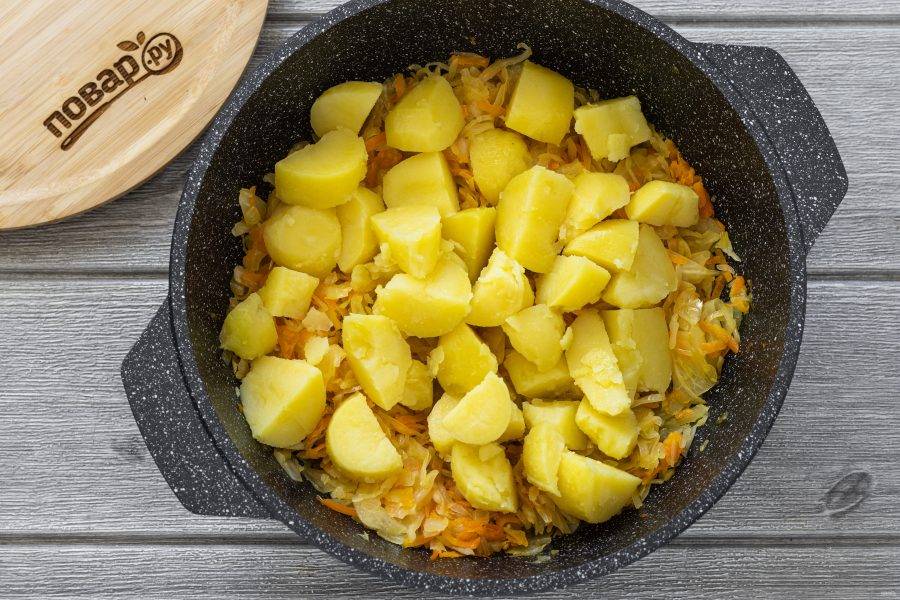 Картофель очистите от кожуры, нарежьте крупными ломтиками. Добавьте к капусте с овощами. Посолите и поперчите по вкусу. Потушите все вместе еще 5-10 минут.