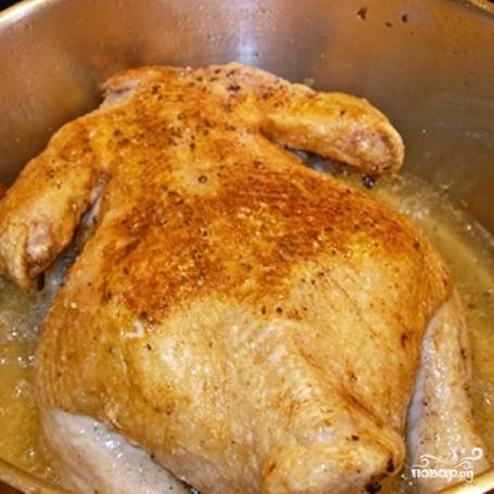 Когда с одной стороны цыпленок покроется корочкой - переворачиваем на другую и обжариваем до корочки с другой стороны.