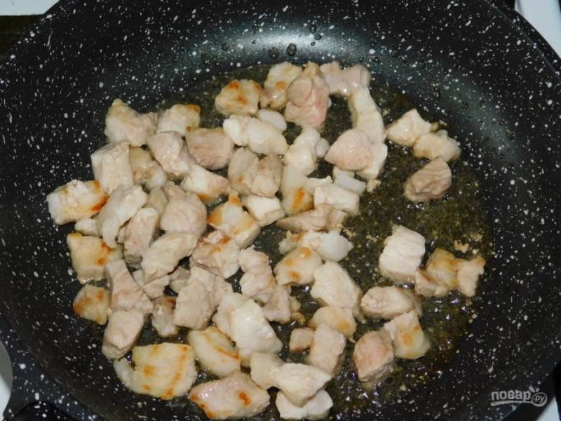 Свинину нарежьте на небольшие кусочки  и обжарьте.