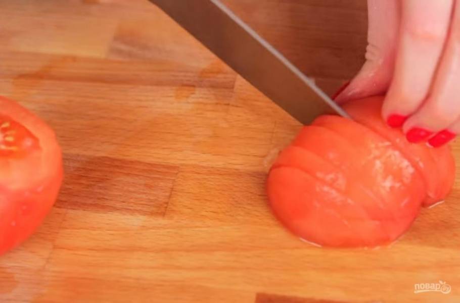 2. Далее очистите помидоры от кожуры. Для этого сделайте надрезы на них и залейте кипятком. Затем резко остудите холодной водой и снимите шкурку. 