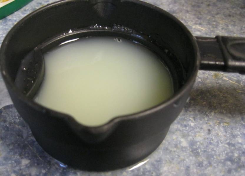 3. Следующим ингредиентом будет лимонный сок. Можно использовать свежевыжатый сок или эссенцию. Количество также зависит от вкусовых предпочтений.  