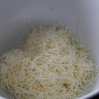 4. Сыр натереть на терке и третью часть отправить в начинку. 