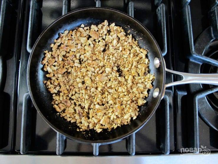 3. Орехи нарубите небольшими кусочками. Обжарьте их на сухой сковороде в течение 5 минут, помешивая.