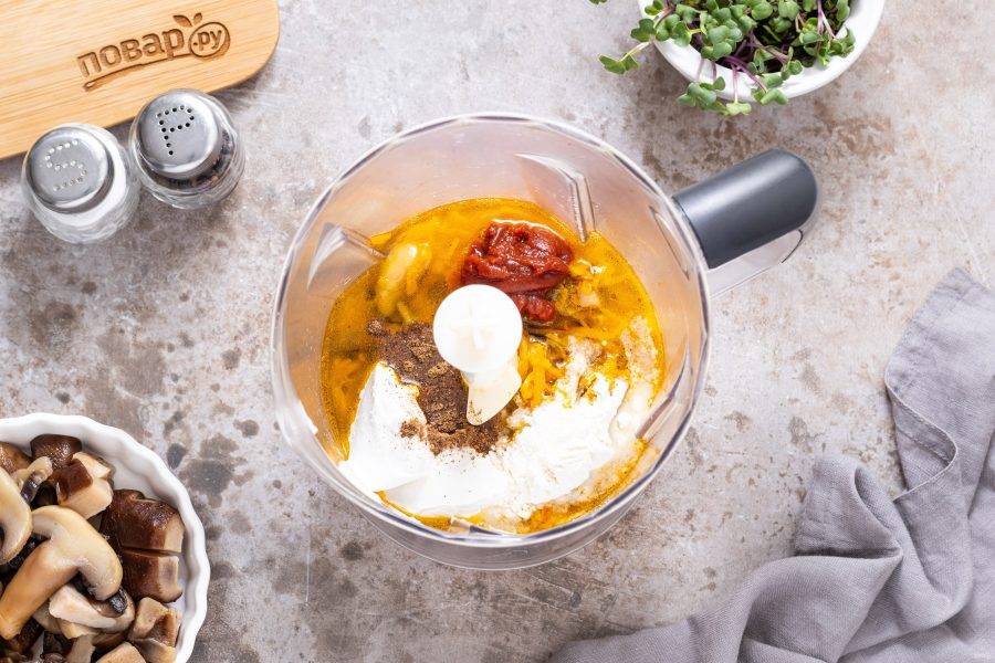 Влейте воду, добавьте соль и перец, томатную пасту, муку и сметану.