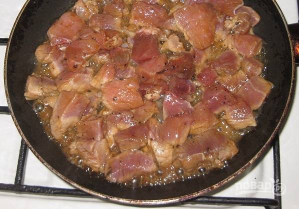 4. Разогрейте хорошо сковороду, выложите туда мясо и примерно половину маринада. Оставьте тушиться на среднем огне. 