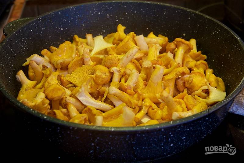 4.	Когда бекон приобрел золотистую корочку, отправьте к нему половину грибов. Образуется лишняя жидкость, ее слейте и добавьте еще кусочек сливочного масла.