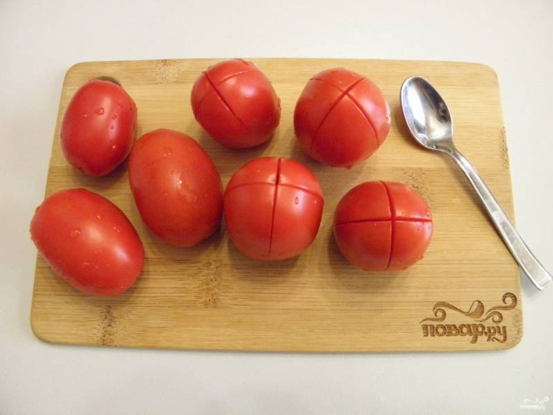 3. Подготовьте острый нож, помидоры и маленькую ложечку. На каждом помидорчике сделайте крестообразный разрез до половины. Кофейной ложкой удалите серединку, стараясь не повредить будущие лепестки.