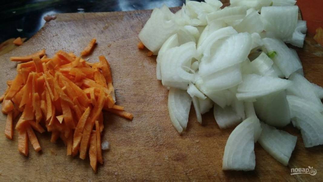 2. Нарежьте лук и морковь, добавьте к мясу. Жарьте при постоянном помешивании до золотистого цвета мяса.