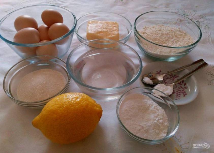 В первую очередь подготовьте все продукты, которые входят в состав торта из заварного теста с лимонным курдом.