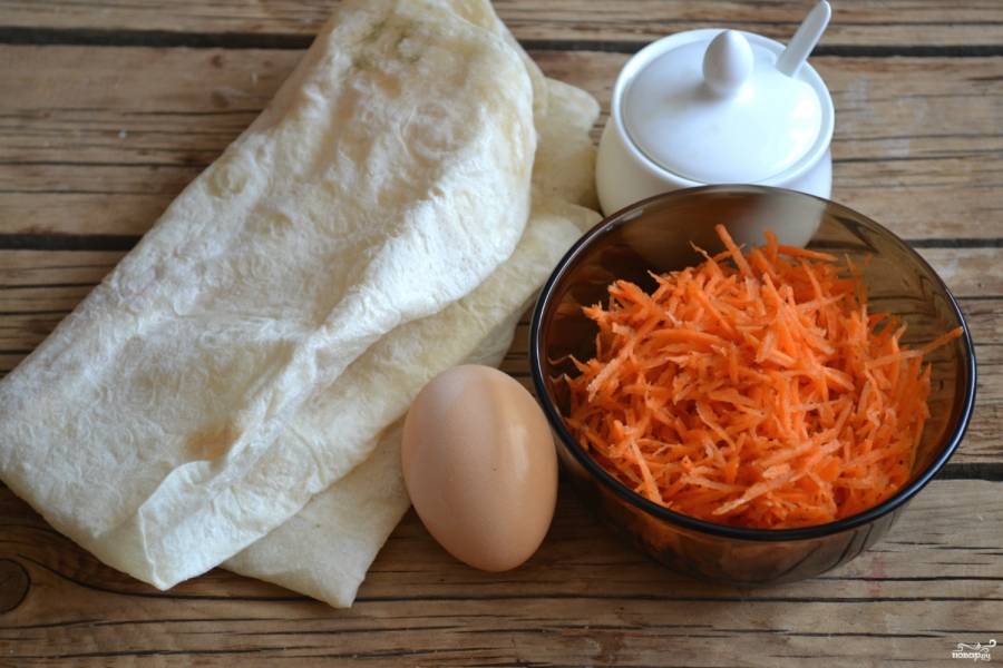 Подготовьте все необходимые ингредиенты. Яйцо отварите, приготовьте корейскую морковь.