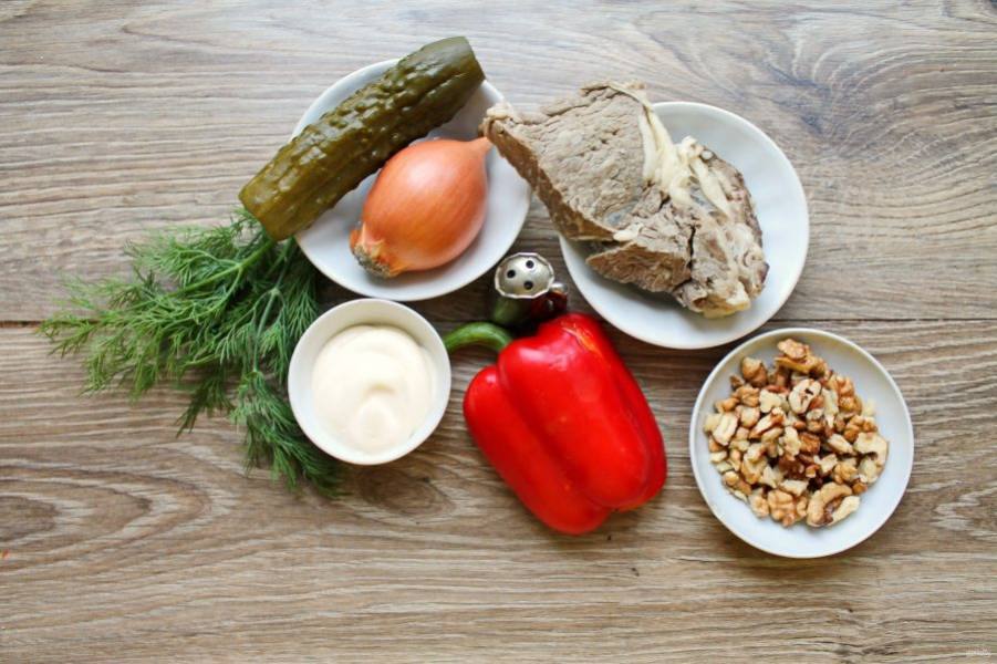 Подготовьте все необходимые ингредиенты для приготовления салата с говядиной и грецкими орехами.