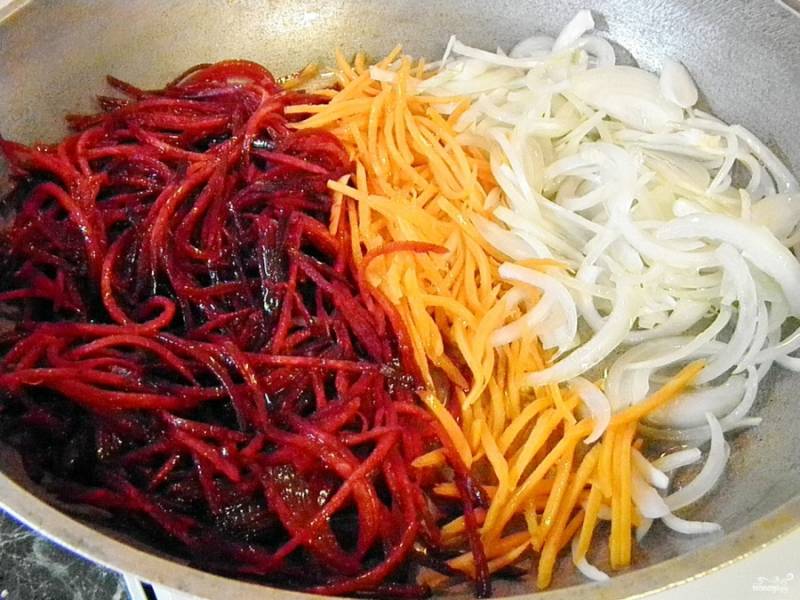 Жарьте овощи на растительном масле до мягкости, прикройте крышкой сковороду.