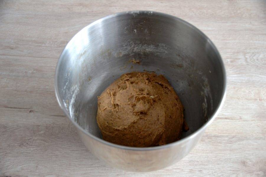 Замесите тесто. Накройте пищевой пленкой. Поставьте в теплое место для брожения на 30 минут.