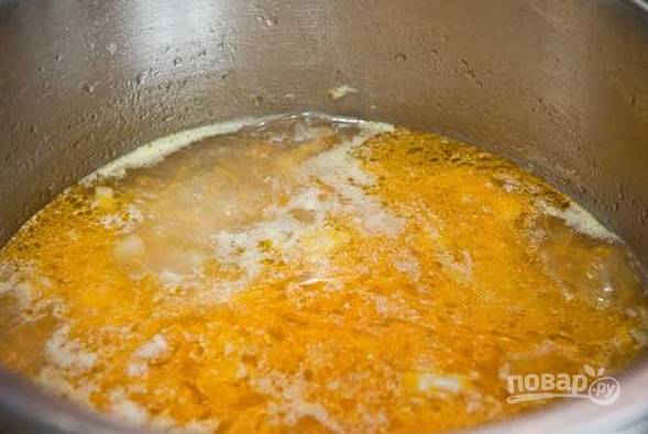 10. Попробуйте и при необходимости добавьте соль. Варите суп на среднем огне минут 15 (до мягкости картофеля). 