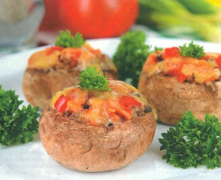 Шампиньоны с помидорами, запечённые под сыром сулугуни — рецепт с фото пошагово